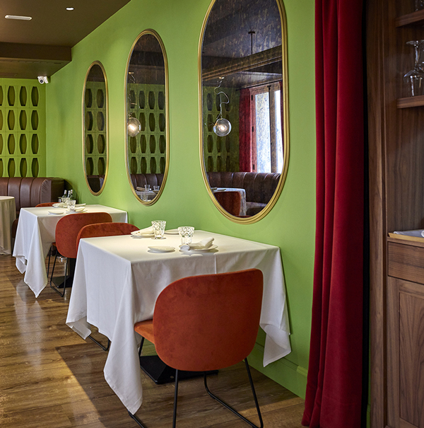 Comedor verde en noi vitalidad y optimismo en la estetica italiana de los anos 70 1 NOI Restaurante