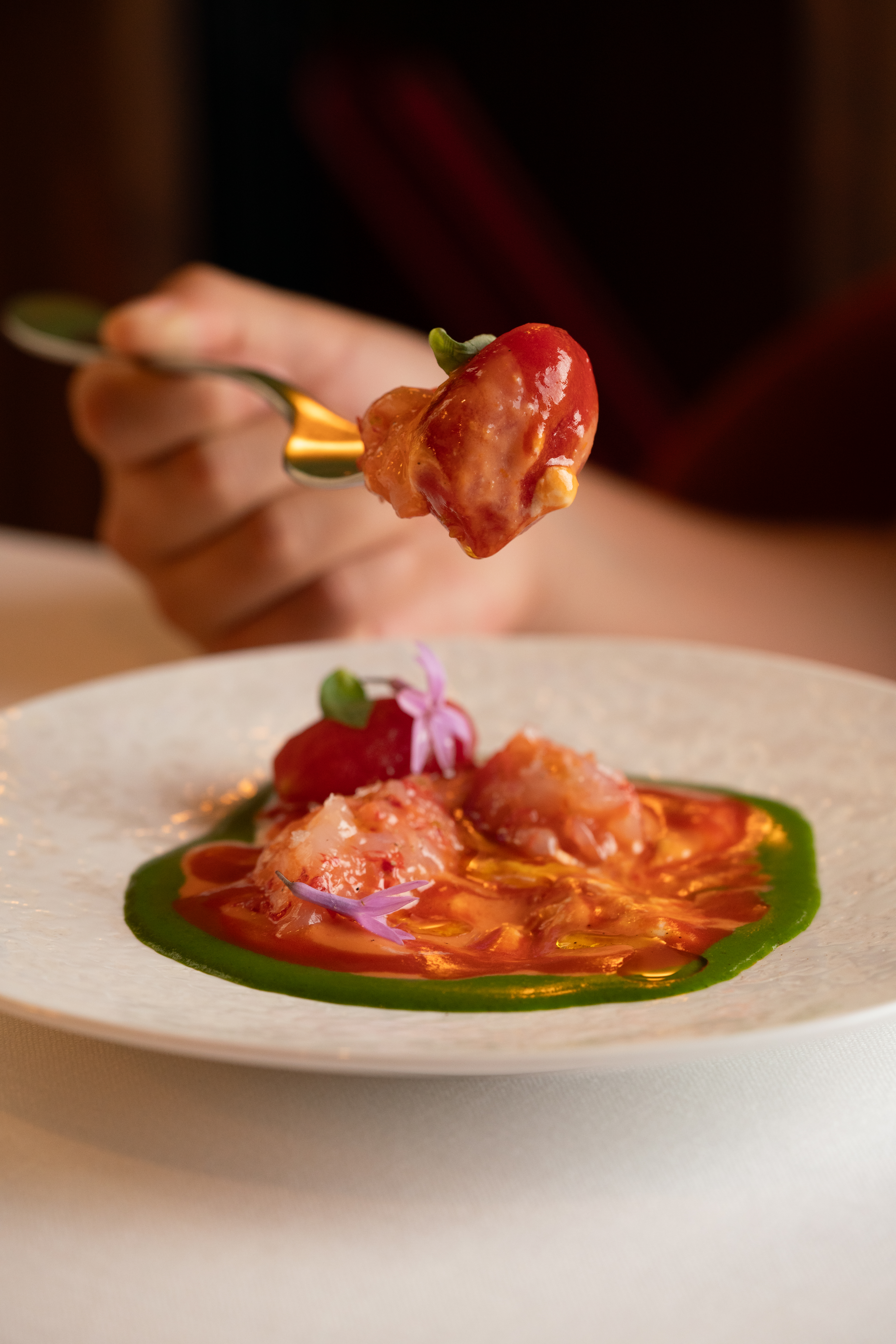 Caprese di mare e rosso di Mazara Tartar de carabineros con lima tomates cherry confitados y crema de mozzarella de bufala 06 NOI Restaurante